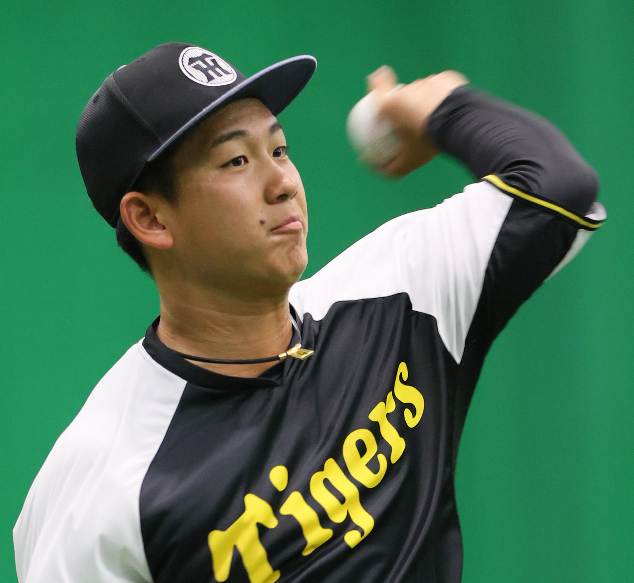 投手指名練習でキャッチボールする伊原（撮影・上山淳一）