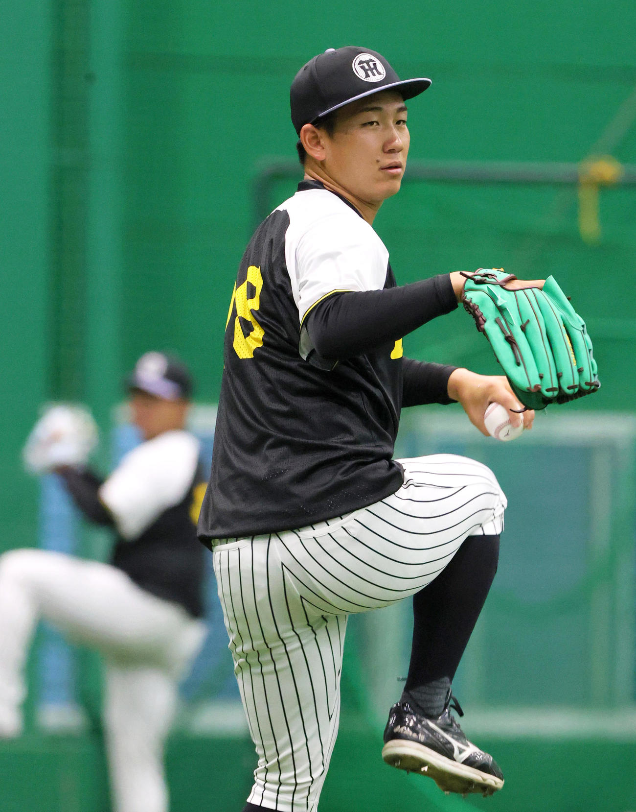 投手指名練習でキャッチボールする伊原（撮影・上山淳一）
