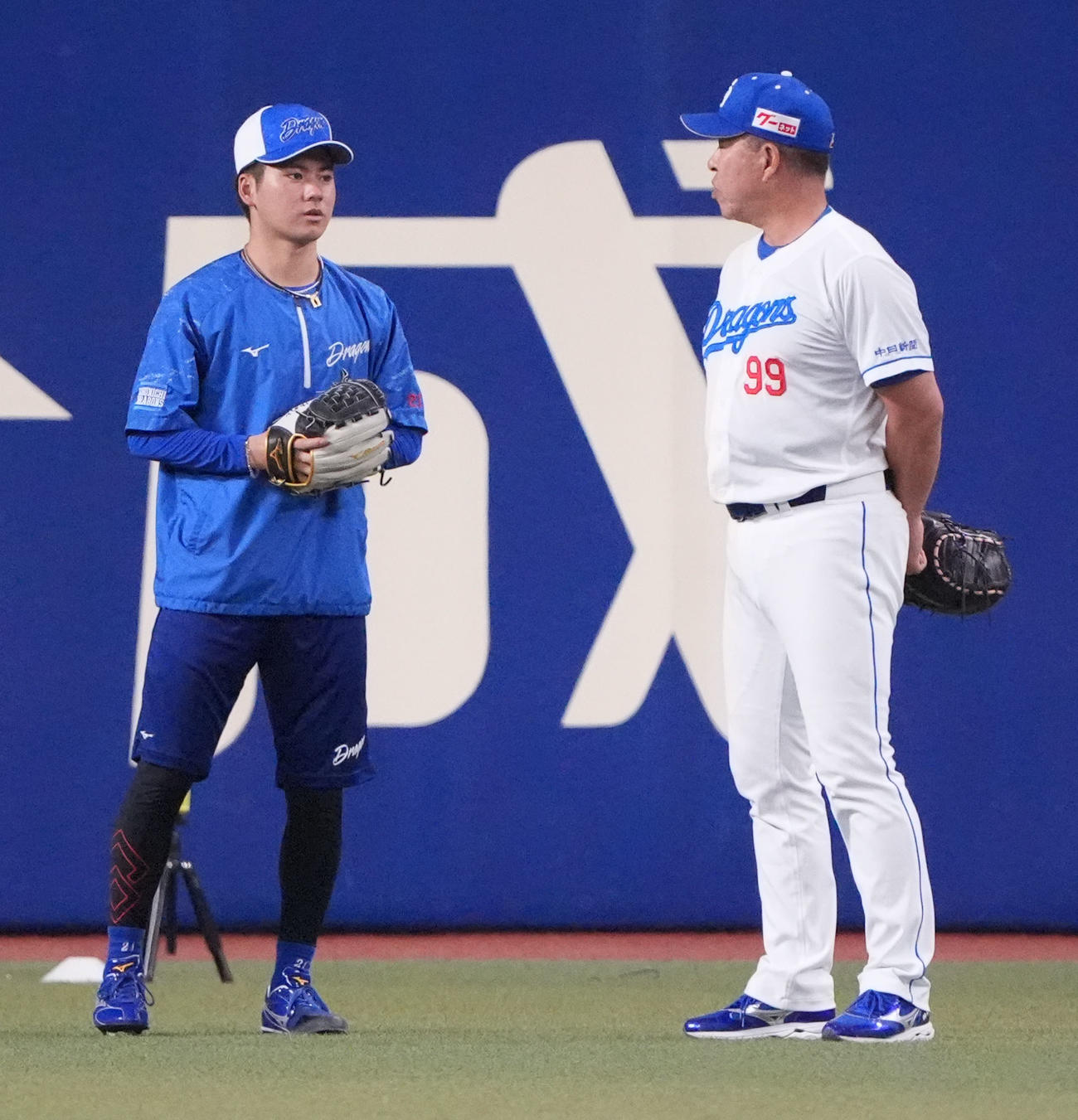 井上一樹監督（右）と言葉を交わす金丸夢斗（2025年6月18日撮影）