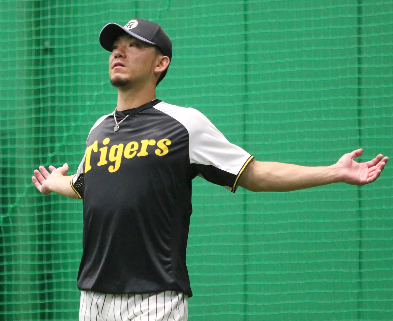 投手指名練習で汗を流す伊藤将（撮影・上山淳一）