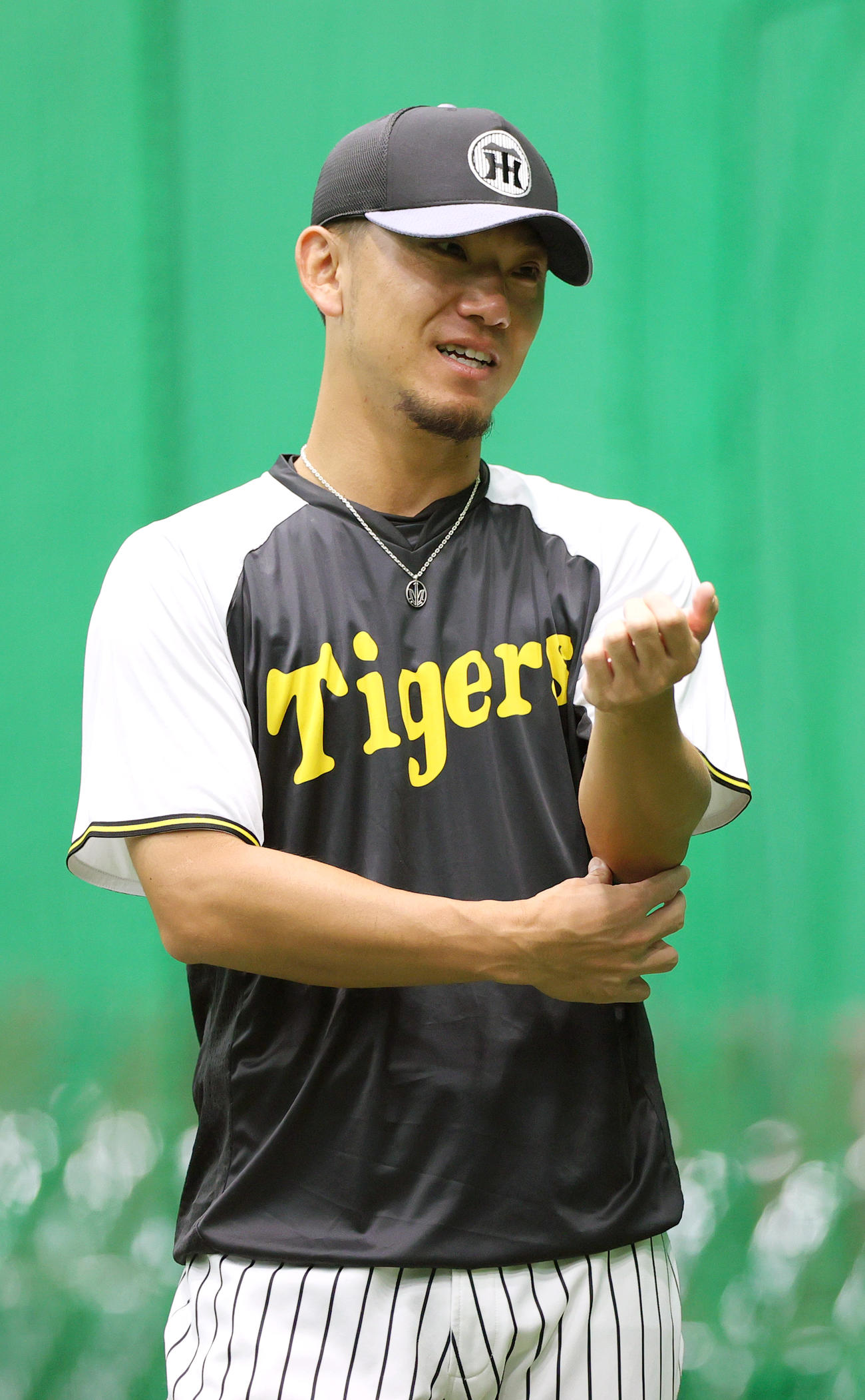 投手指名練習でリラックスした表情を見せる伊藤将（撮影・上山淳一）