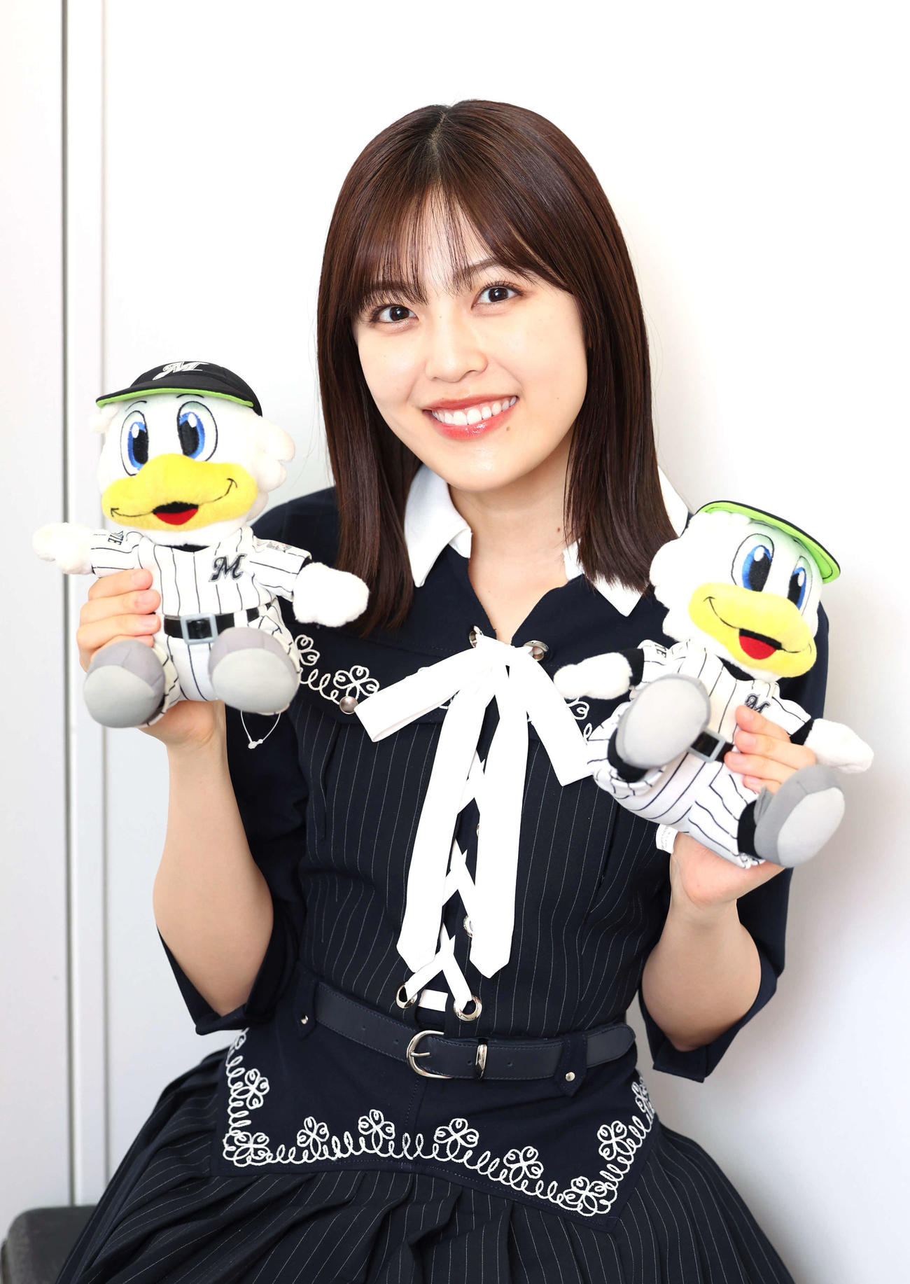 ロッテが大好きな乃木坂46柴田柚菜はマーくんを笑顔で手に持つ（撮影・増田悦実）