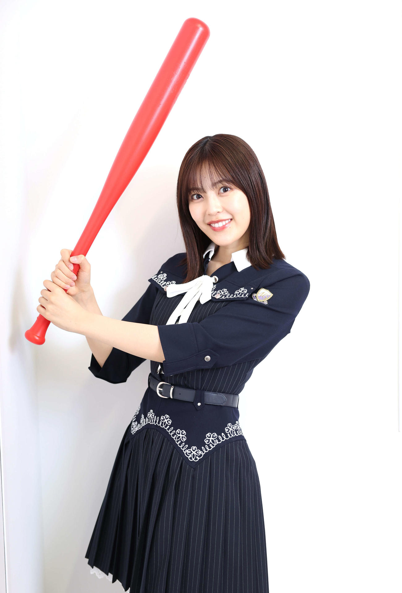 ロッテが大好きな乃木坂46柴田柚菜は元気よくバットを構える（撮影・増田悦実）