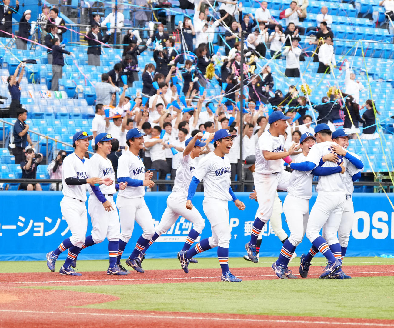 入れ替え戦で日大に連勝し、喜ぶ駒大の選手たち（撮影・江口和貴）