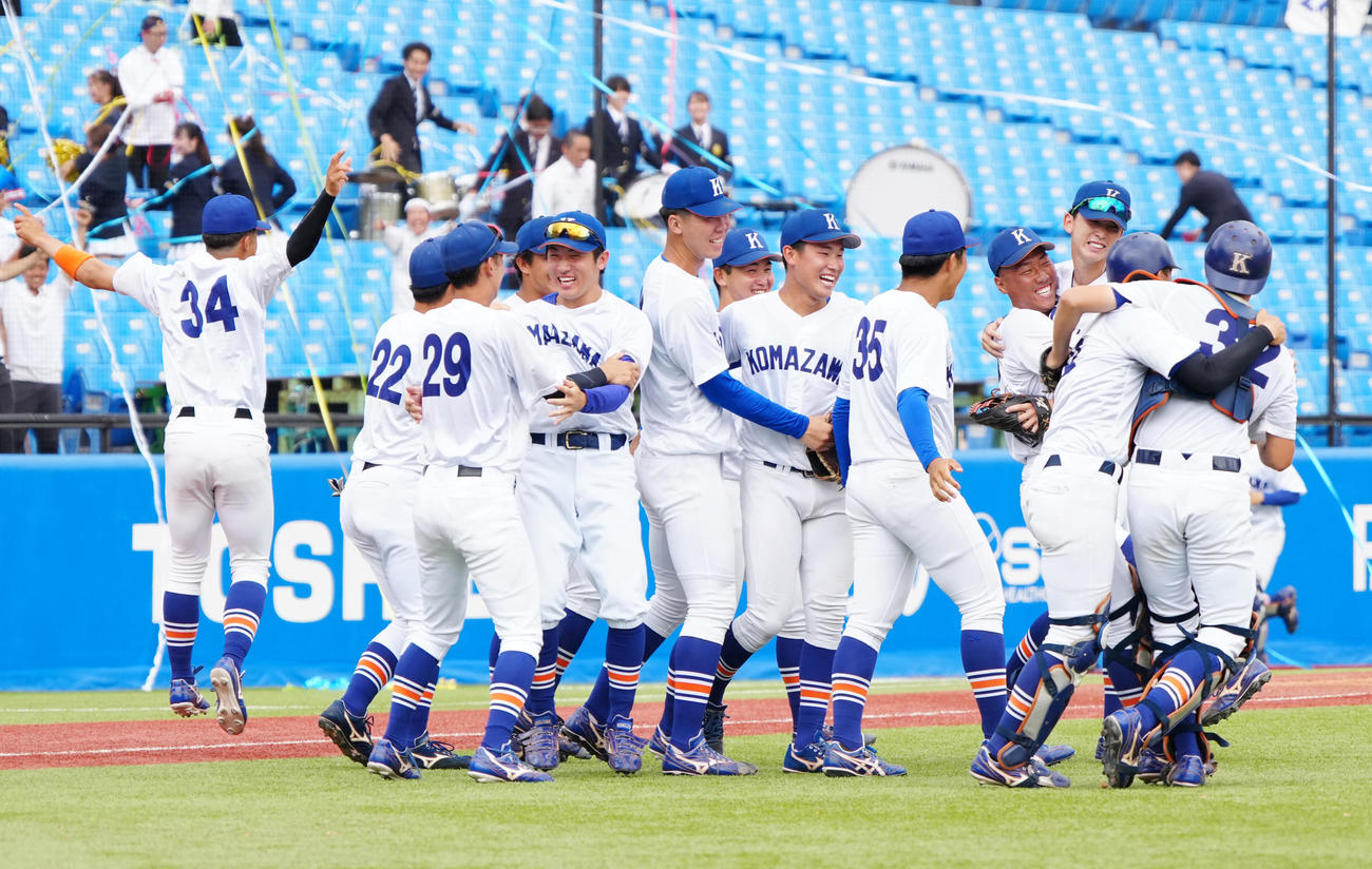 入れ替え戦で日大に連勝し、喜ぶ駒大の選手たち（撮影・江口和貴）
