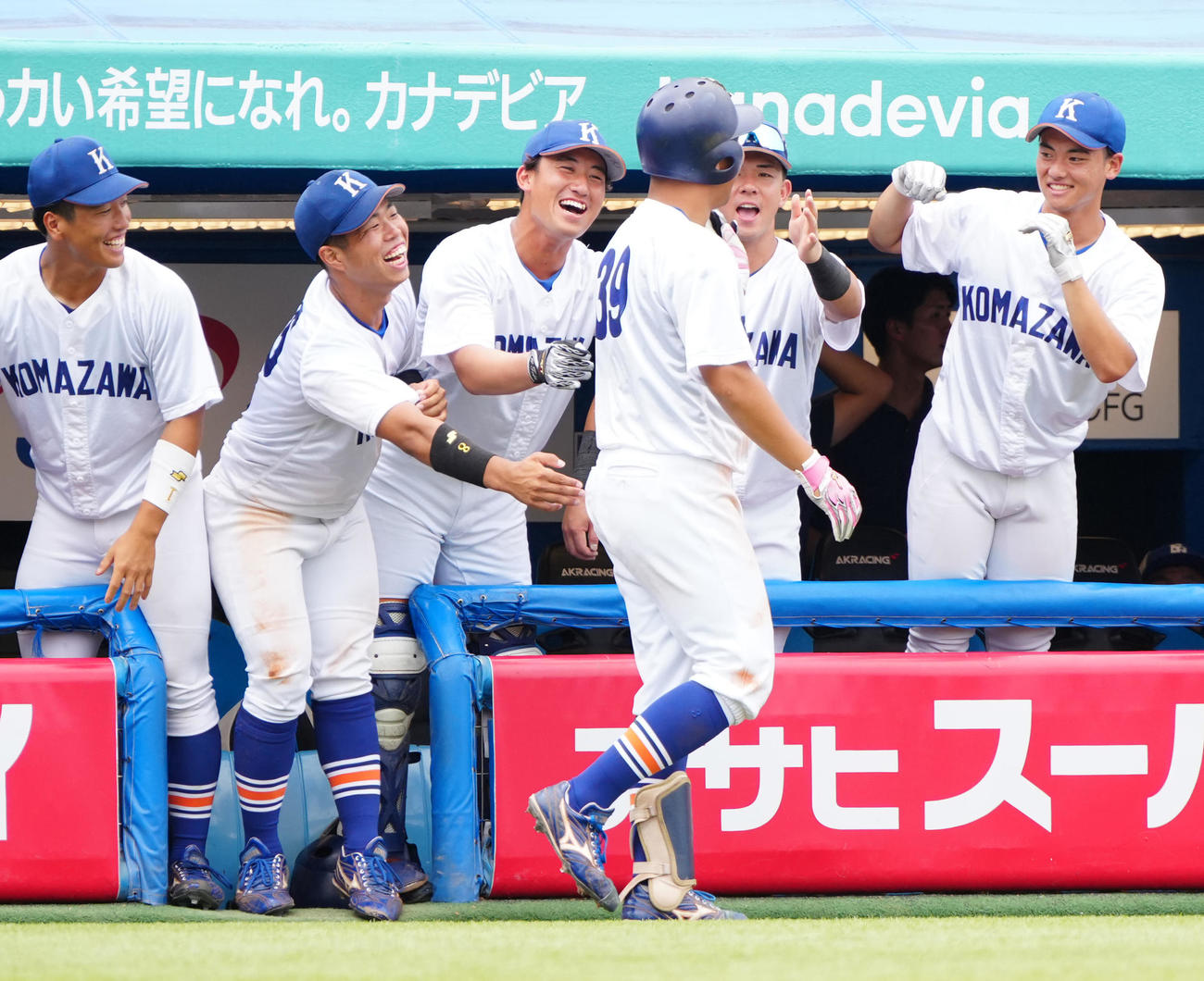 駒大対日大　7回表駒大1死二塁、2点本塁打を放った鳥山（左から4人目）を迎える選手たち（撮影・江口和貴）