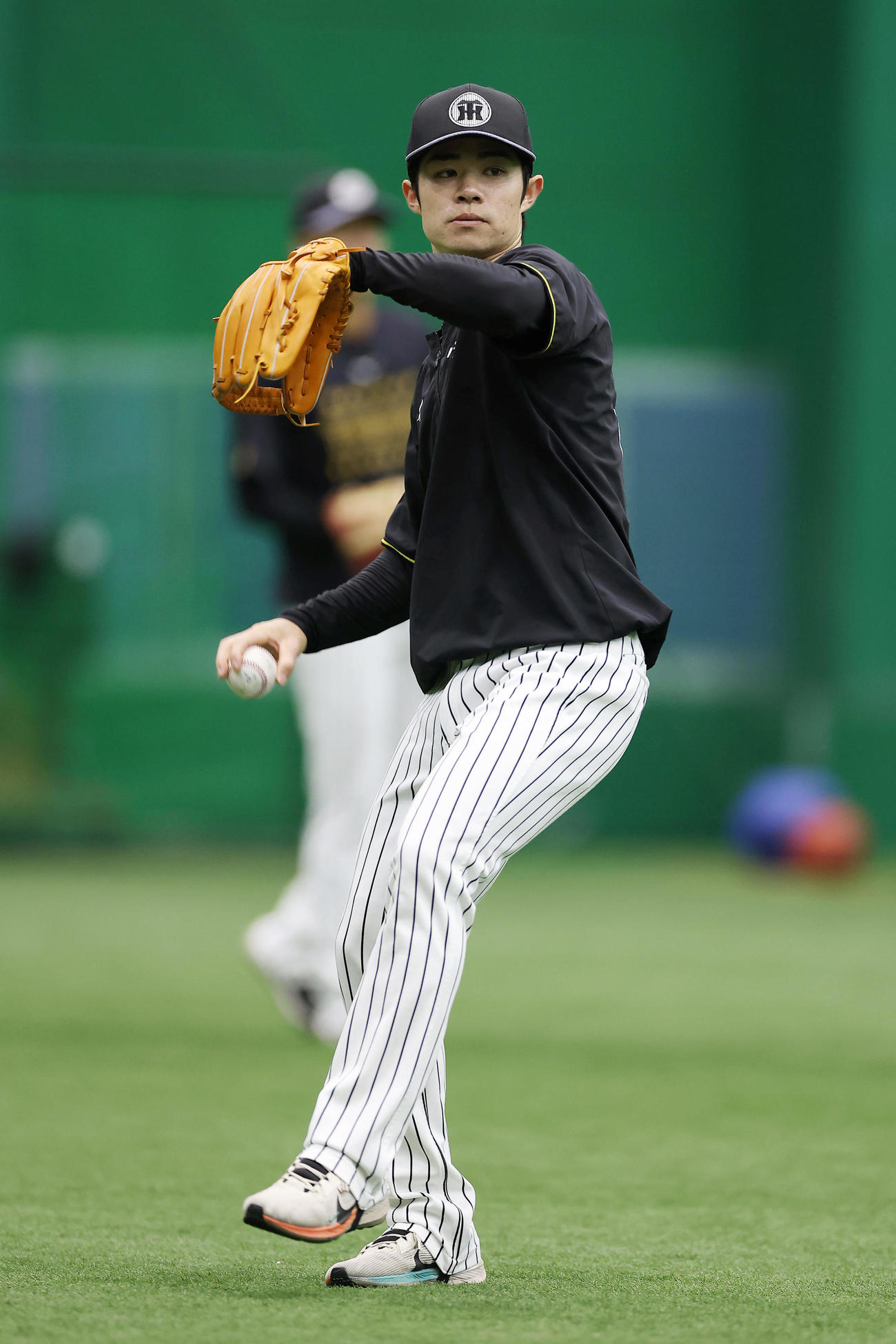 キャッチボールで汗を流す阪神中野（撮影・前田充）