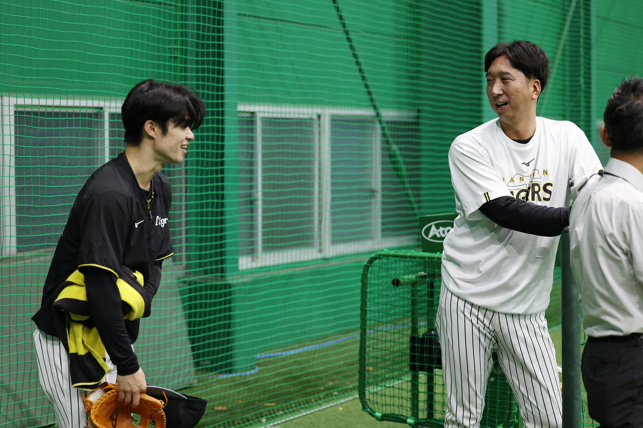 練習を終えた中野（左）と言葉を交わす阪神藤川監督（撮影・前田充）