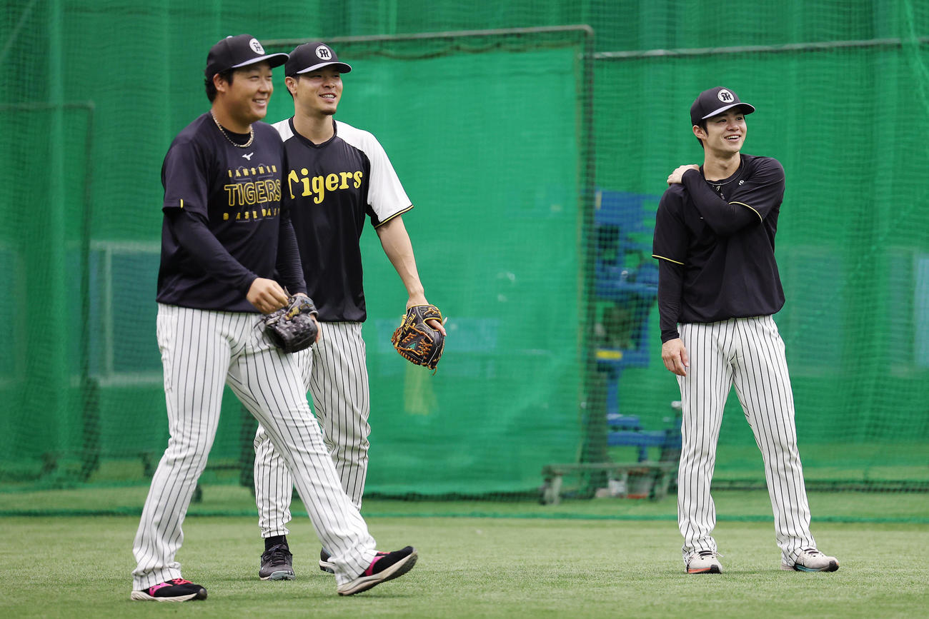 ノックを受ける阪神大山（左）、佐藤輝（中央）と談笑する中野（撮影・前田充）