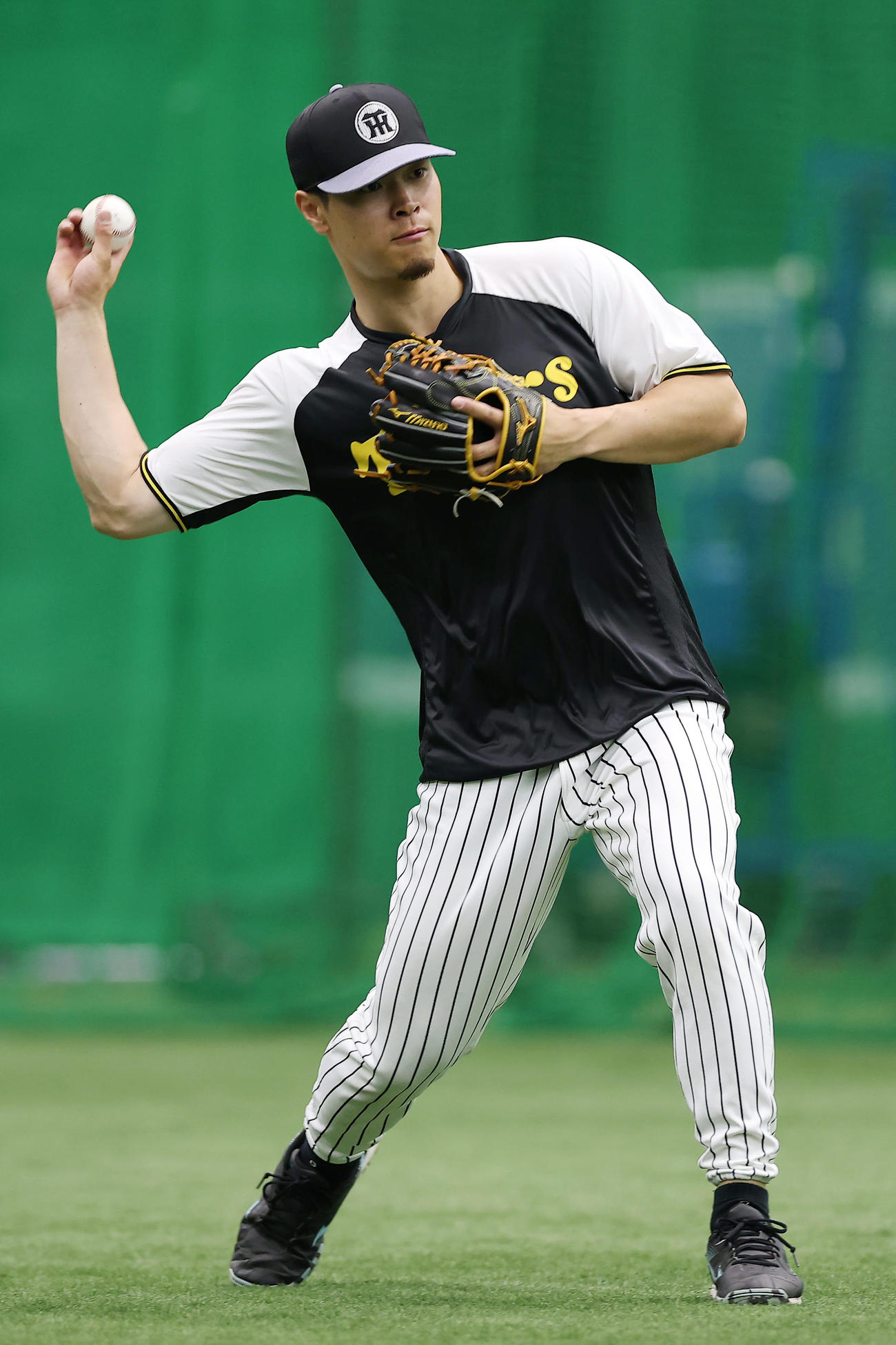 室内練習場でノックを受ける阪神佐藤輝（撮影・前田充）