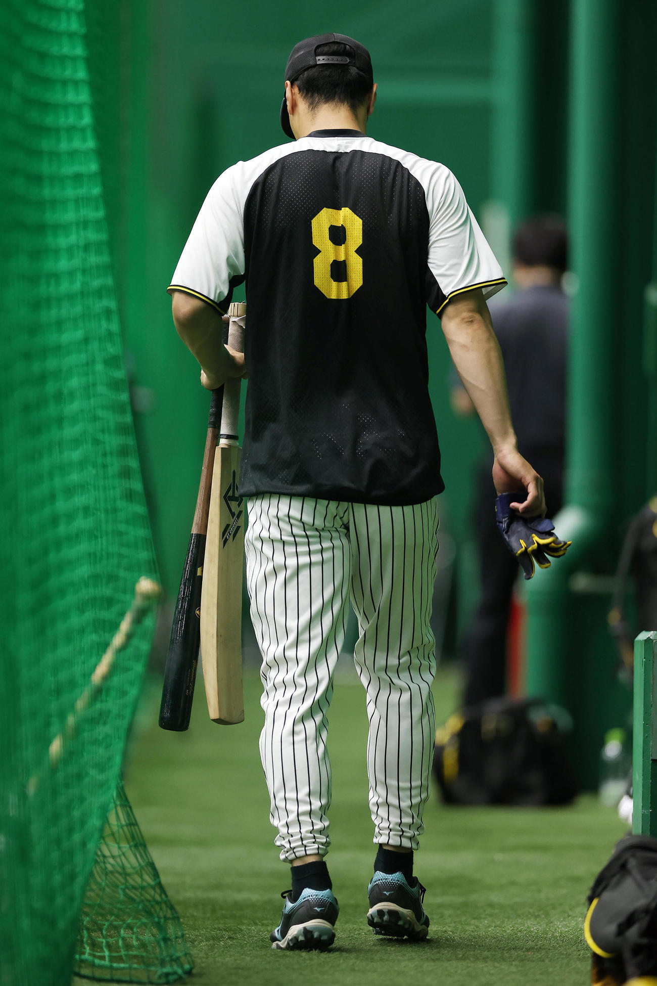 打撃練習に向かう阪神佐藤輝（撮影・前田充）