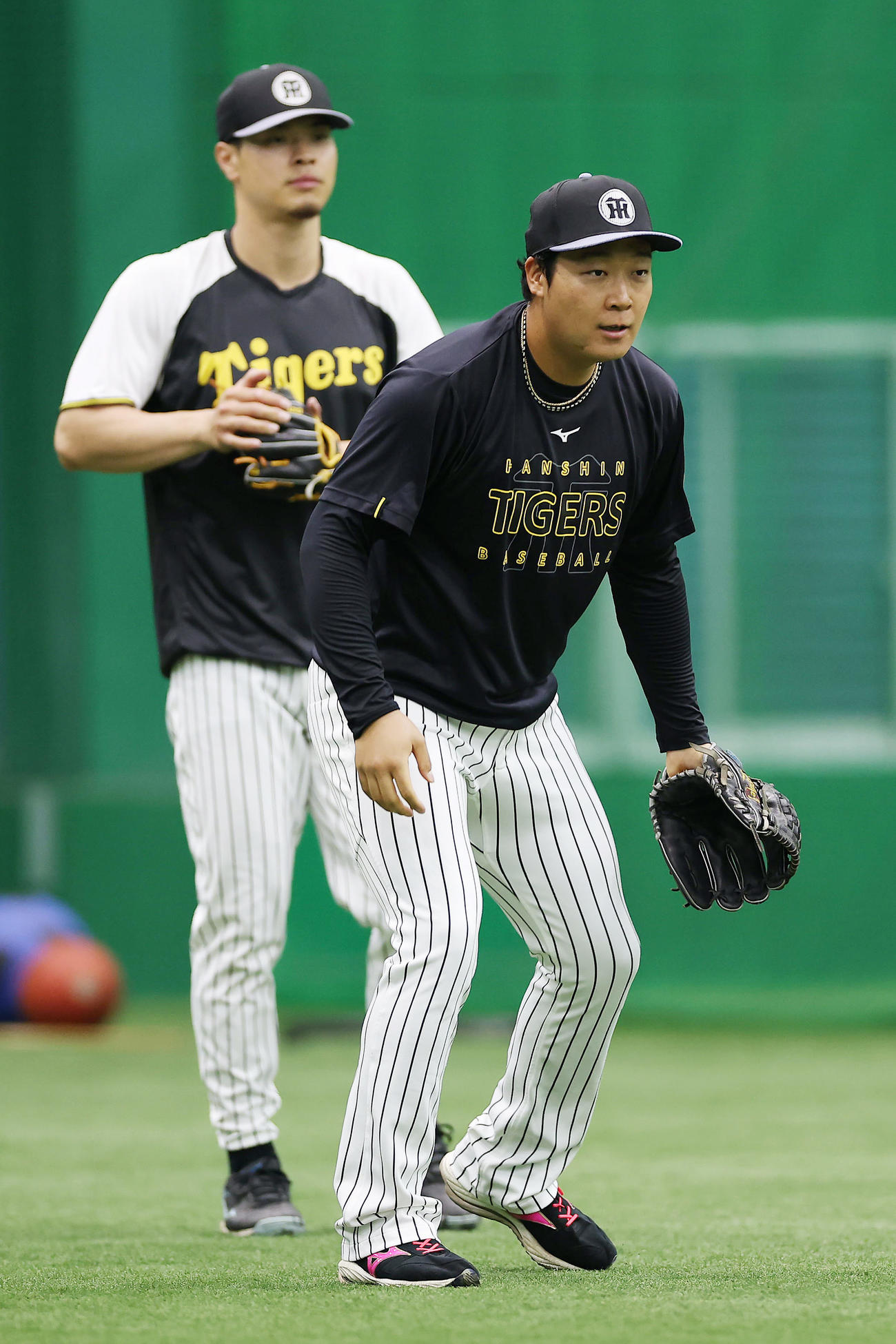 室内練習場でノックを受ける阪神大山。後方は佐藤輝（撮影・前田充）