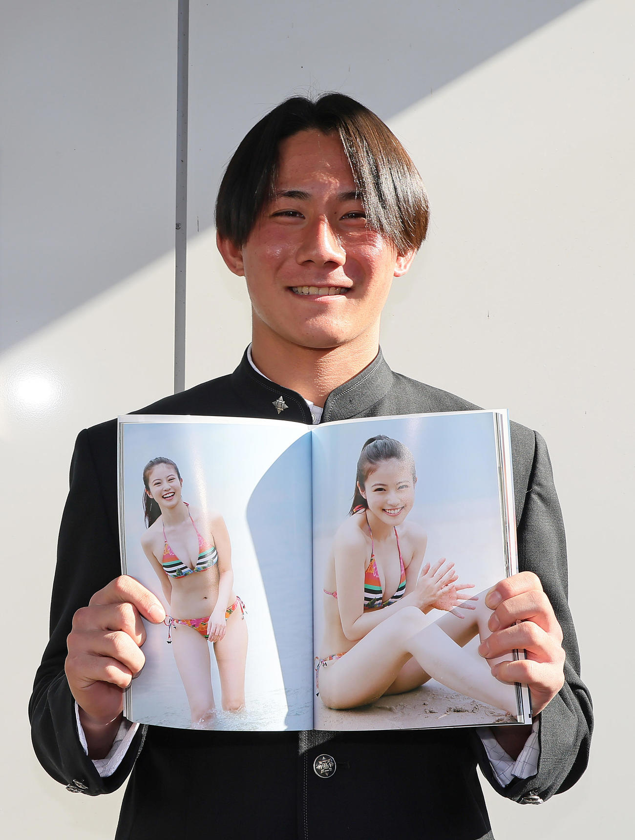 2025年1月7日、西武福尾遥真は今田美桜の写真集を手に入寮し、お気に入りのページを紹介
