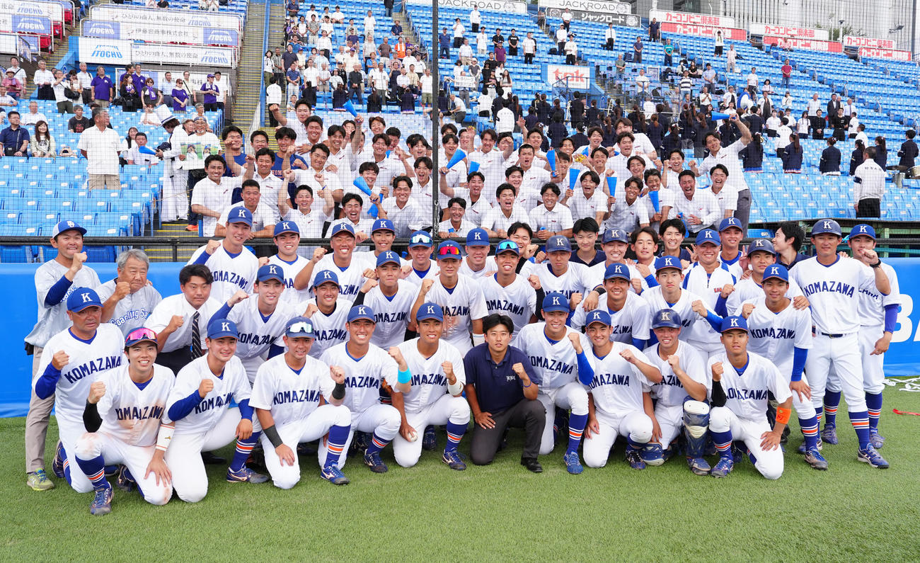 入れ替え戦で日大に連勝し、集合写真に納まる駒大の選手たち（撮影・江口和貴）