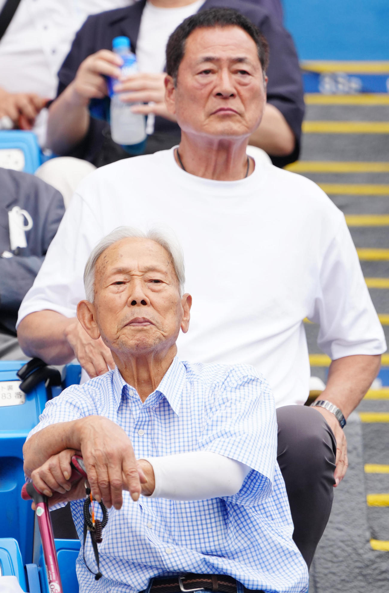 東都大学リーグ1、2部入れ替え戦、駒大－日大戦を観戦する駒大・太田終身名誉監督（手前）と中畑OB会会長（撮影・江口和貴）