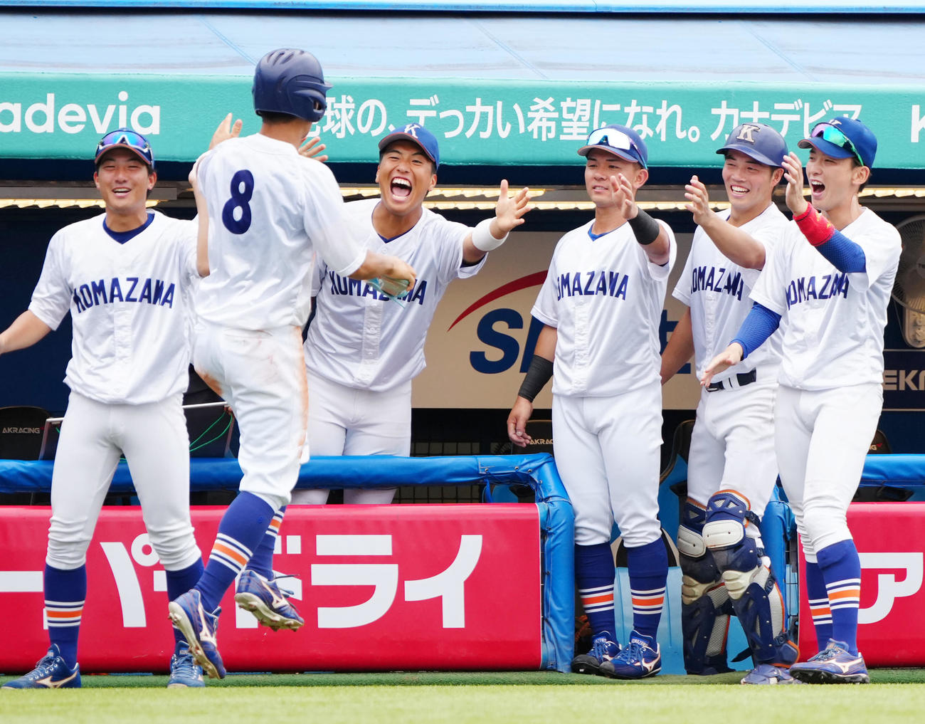 駒大対日大　3回表駒大1死三塁、鳥山の適時二塁打で生還した真辺（左から2人目）を迎える選手たち（撮影・江口和貴）