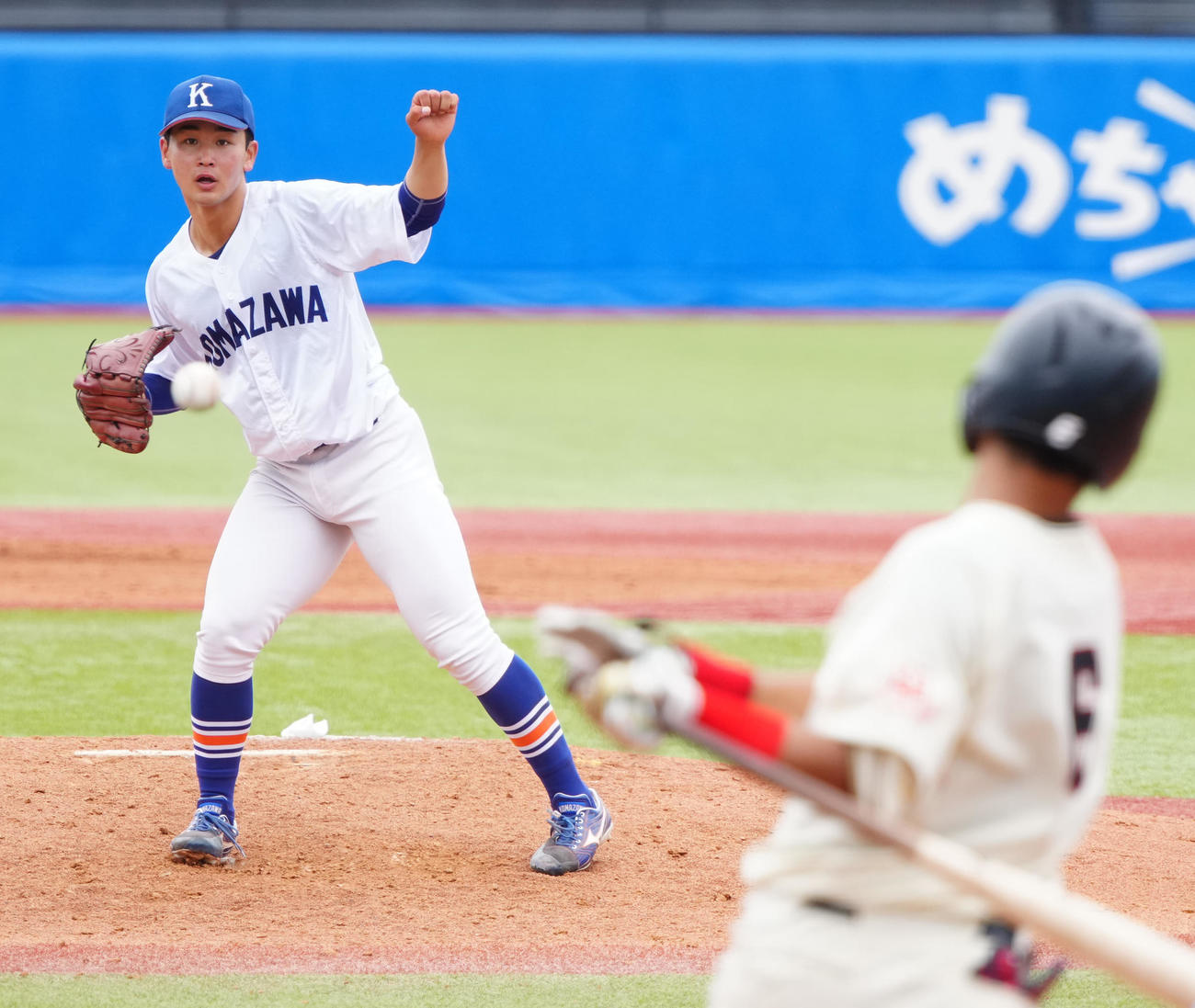 駒大対日大　4回裏日大1死、谷端（手前）を遊ゴロに仕留める西村（撮影・江口和貴）