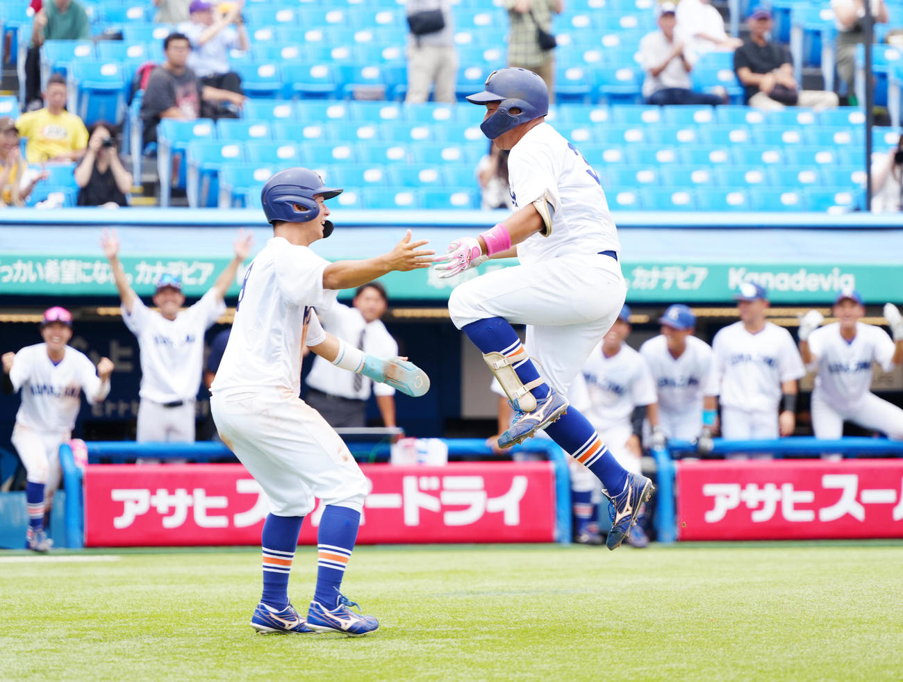 駒大対日大　7回表駒大1死二塁、2点本塁打を放ち真辺（左）と喜ぶ鳥山（撮影・江口和貴）