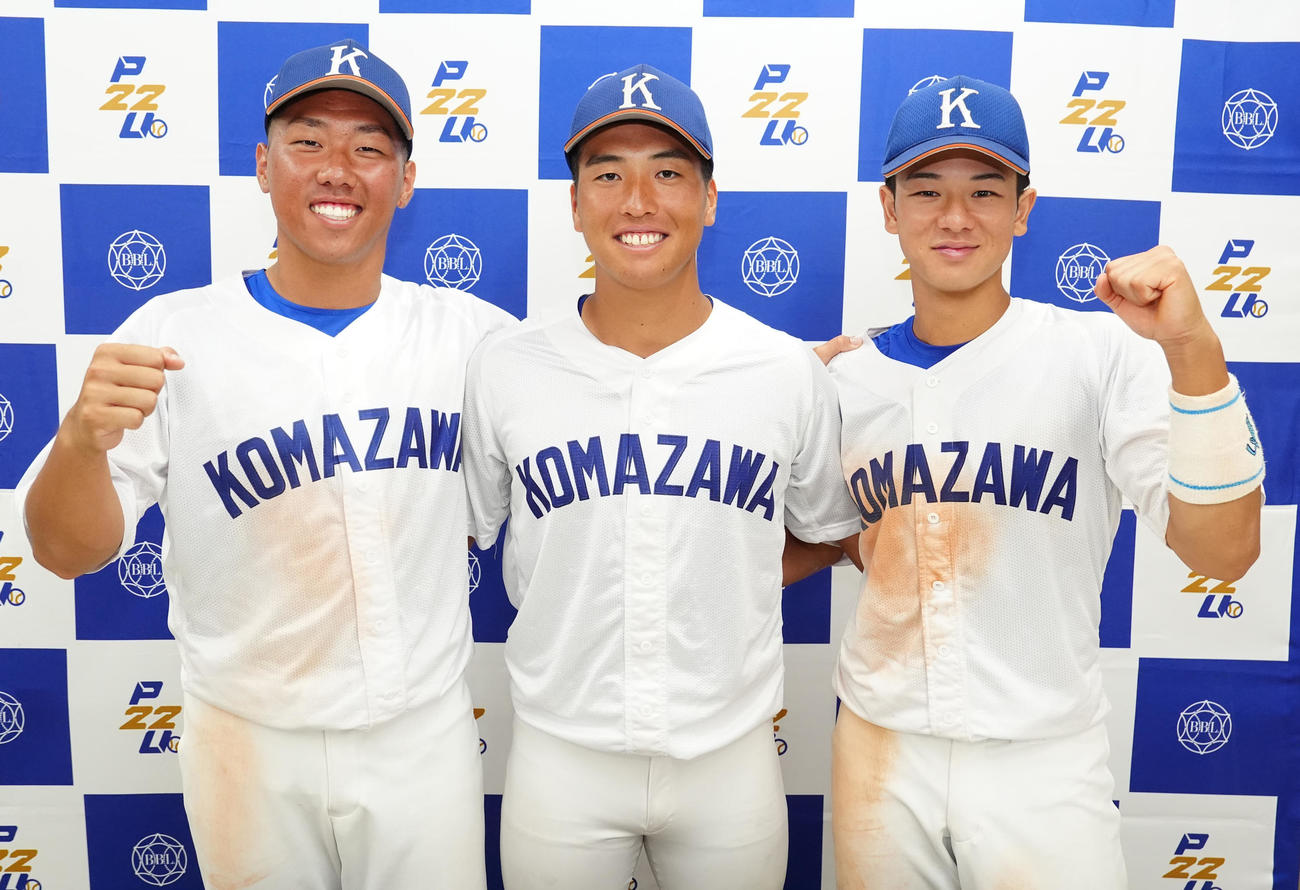 駒大対日大　試合後、写真に納まる駒大の選手たち。左から鳥山、出村、真辺（撮影・江口和貴）