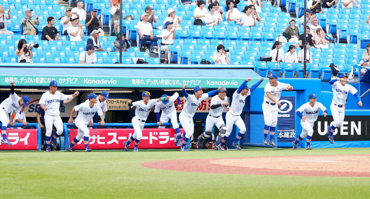 入れ替え戦で日大に連勝し、ベンチから駆け出す駒大の選手たち（撮影・江口和貴）