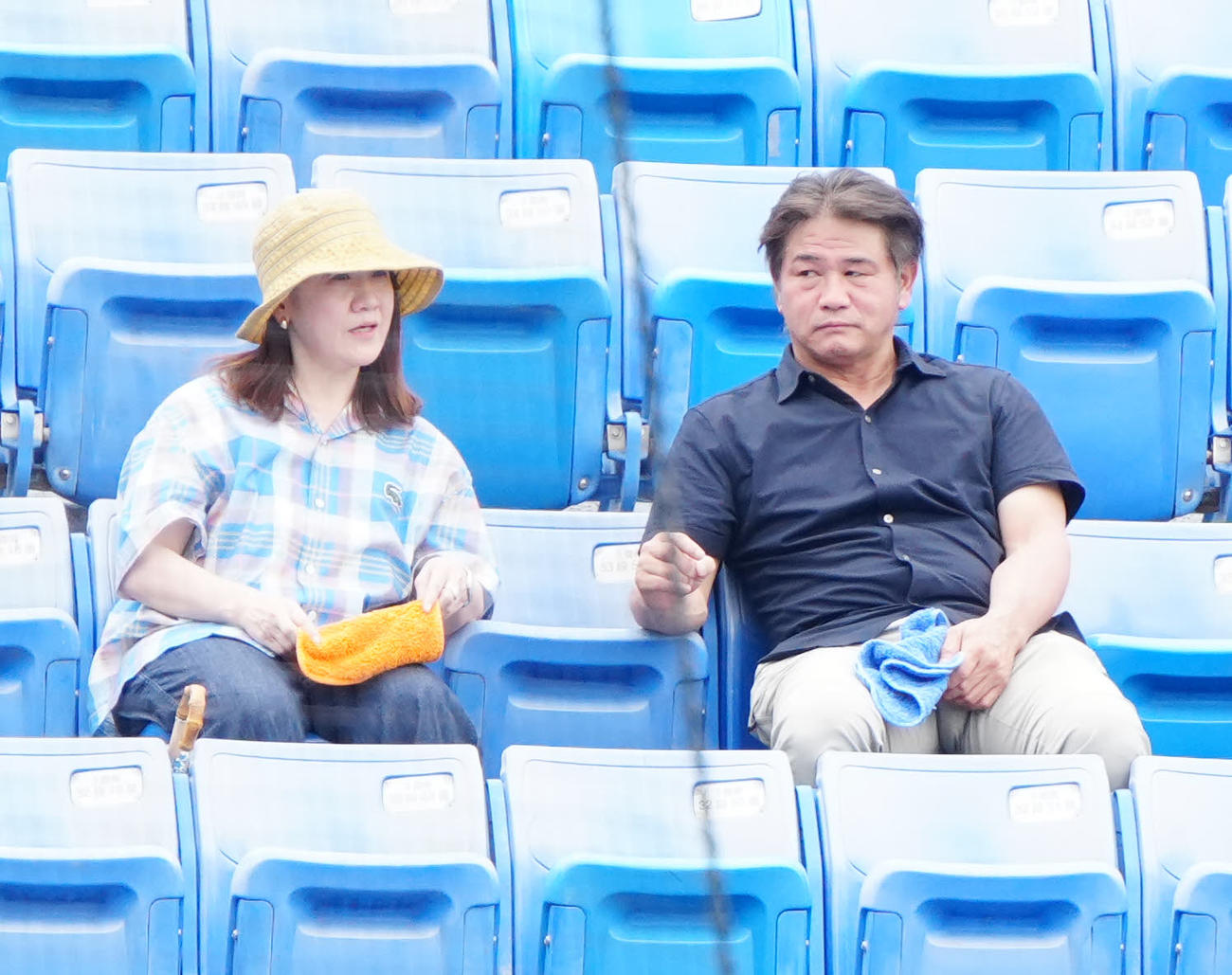 駒大対日大　観戦する駒大・谷の父佳知さん（右）と母亮子さん（撮影・江口和貴）