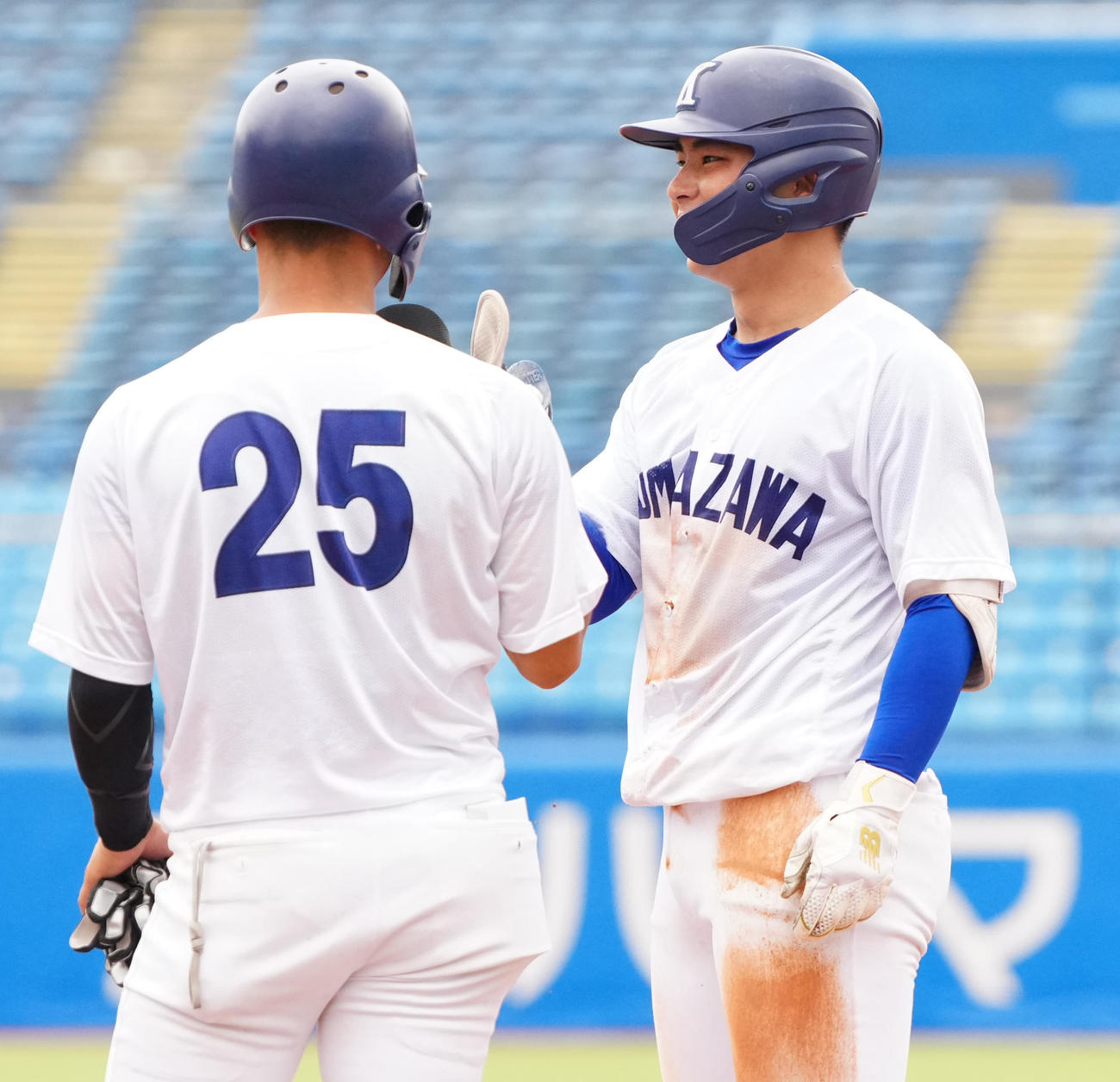 駒大対日大　2回表駒大1死三塁、適時内野安打とした永野（右）（撮影・江口和貴）