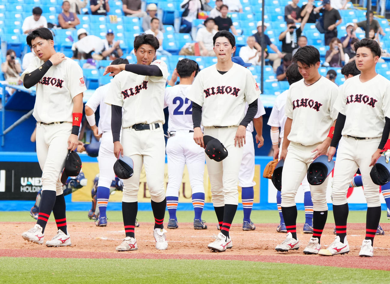 入れ替え戦で駒大に連敗し厳しい表情を見せる日大の選手たち（撮影・江口和貴）