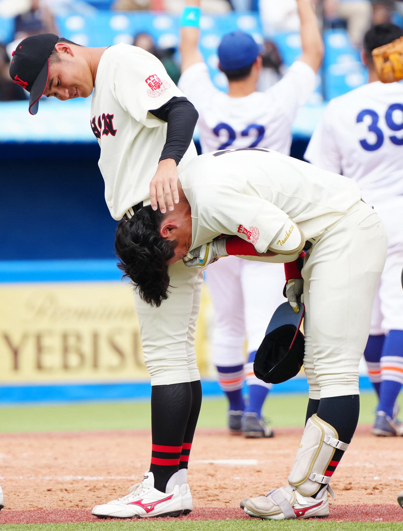 入れ替え戦で駒大に連敗し涙する日大・谷端将伍（右）（撮影・江口和貴）