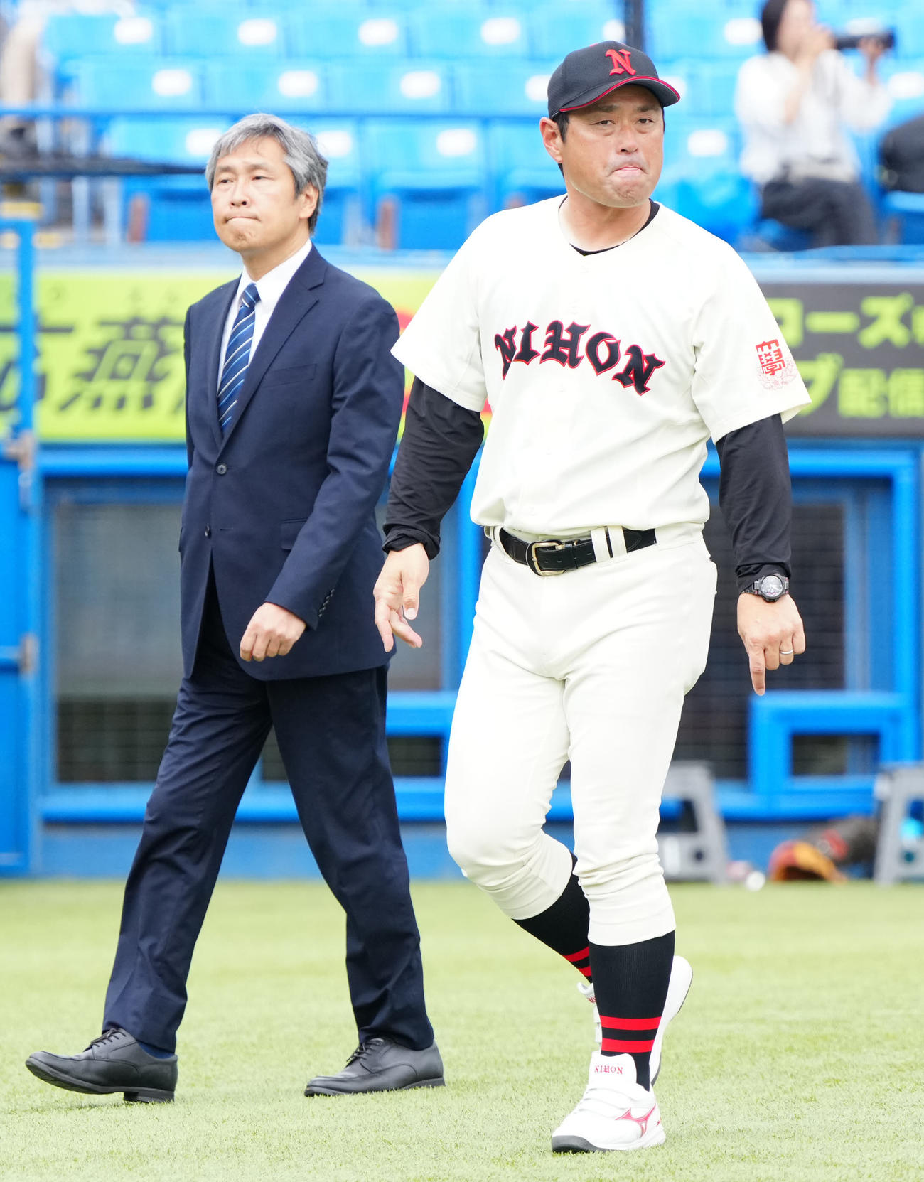 駒大対日大　試合後、応援席にあいさつし引き揚げる日大・片岡監督（右）（撮影・江口和貴）