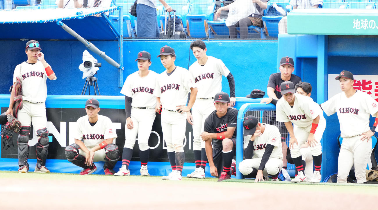 駒大対日大　試合後、厳しい表情を見せる日大の選手たち（撮影・江口和貴）