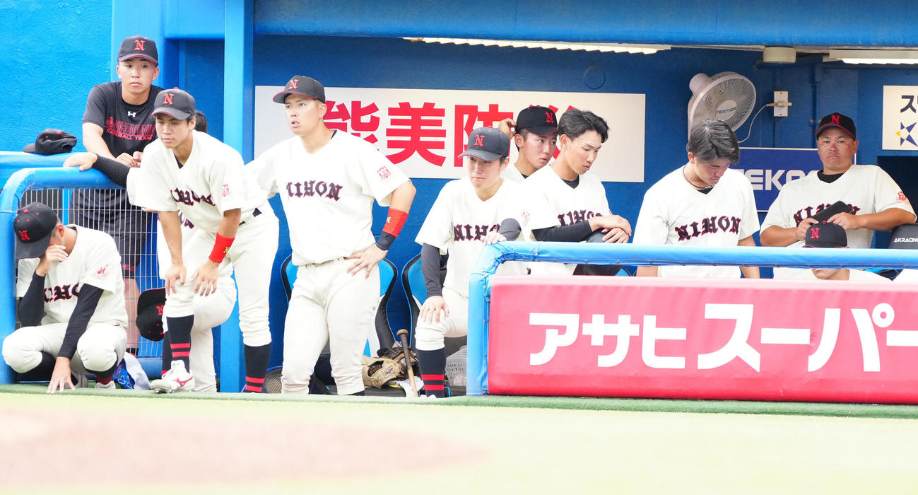 駒大対日大　試合後、厳しい表情を見せる日大の選手たち（撮影・江口和貴）