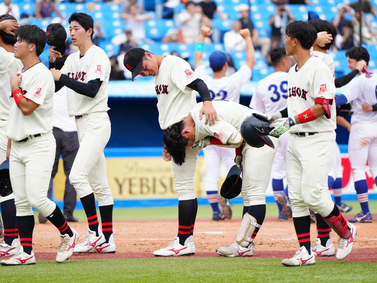 入れ替え戦で駒大に連敗し涙する日大・谷端（中央右）（撮影・江口和貴）