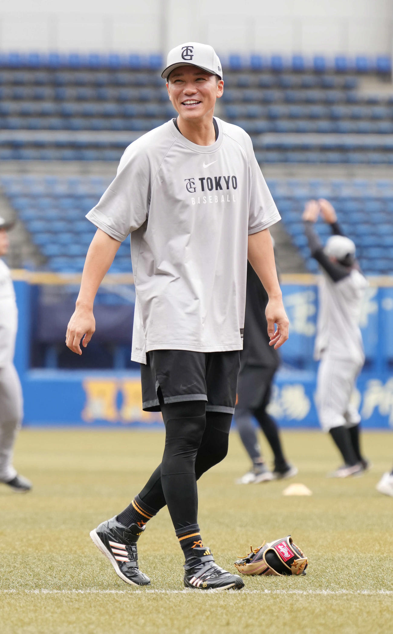 ロッテ対巨人　試合前の練習に臨む巨人坂本（撮影・小沢裕）