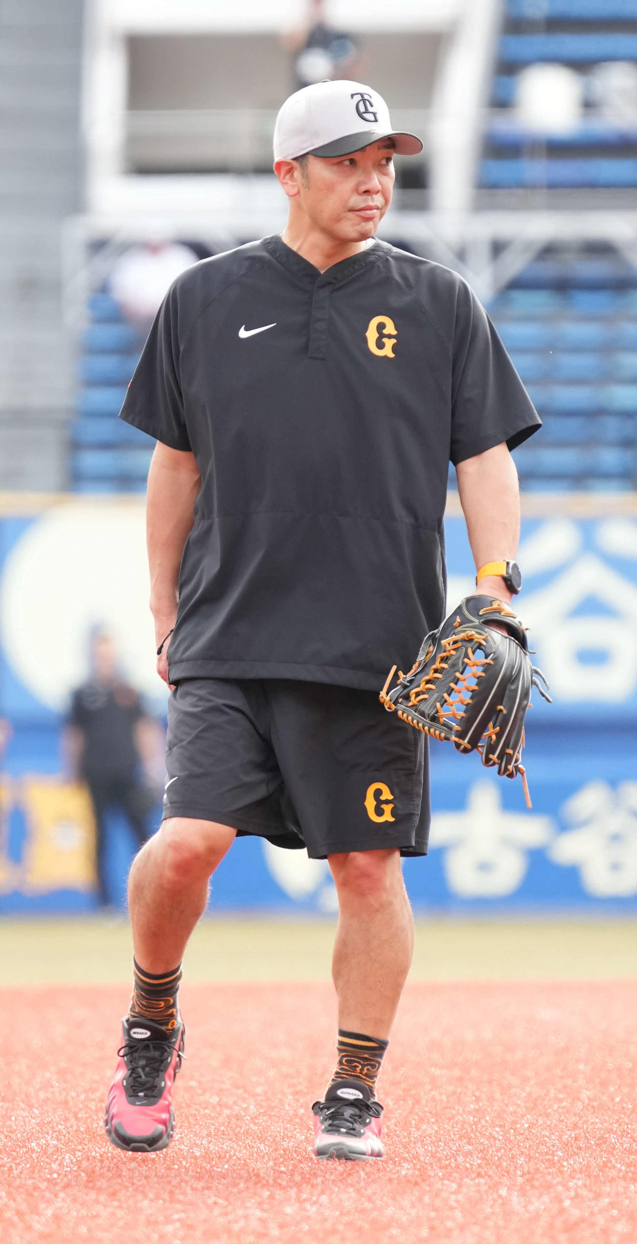 ロッテ対巨人　試合前の練習に臨む巨人阿部監督（撮影・小沢裕）