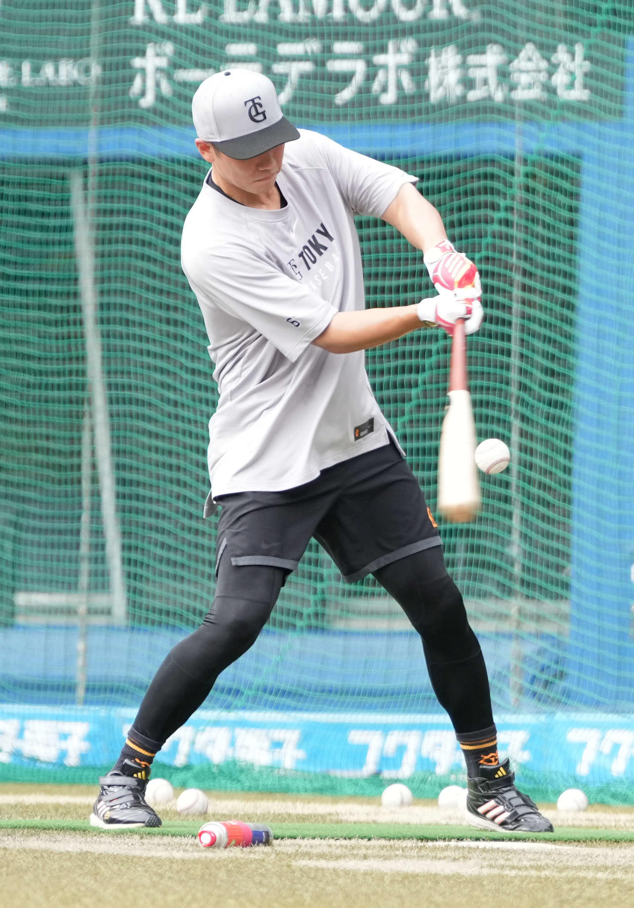 ロッテ対巨人　試合前の練習に臨む巨人坂本（撮影・小沢裕）