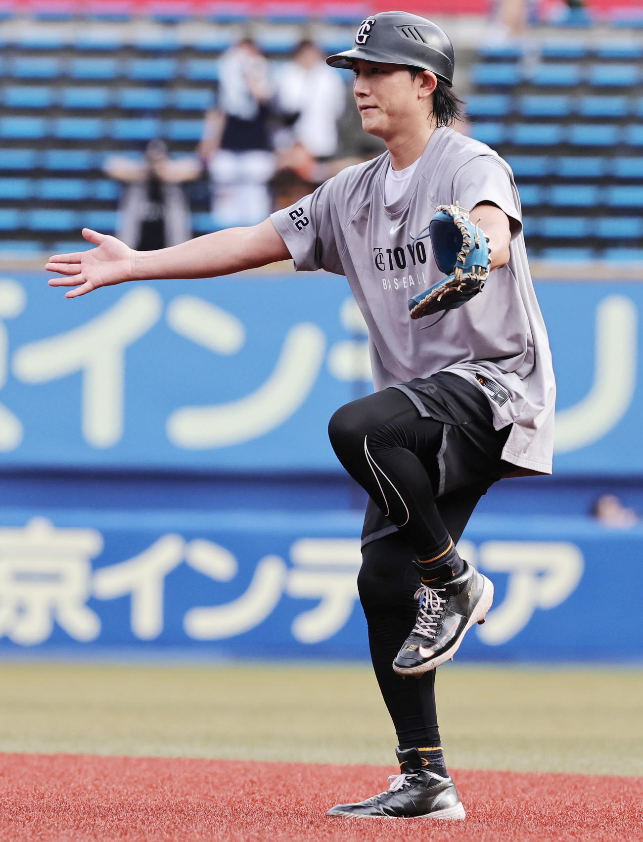 ロッテ対オ巨人　ノックを受ける巨人小林（撮影・野上伸悟）