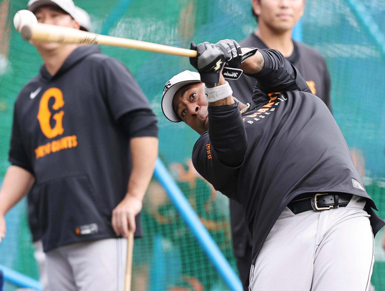 ロッテ対オ巨人　ノックをする巨人ウィーラーコーチ（撮影・野上伸悟）