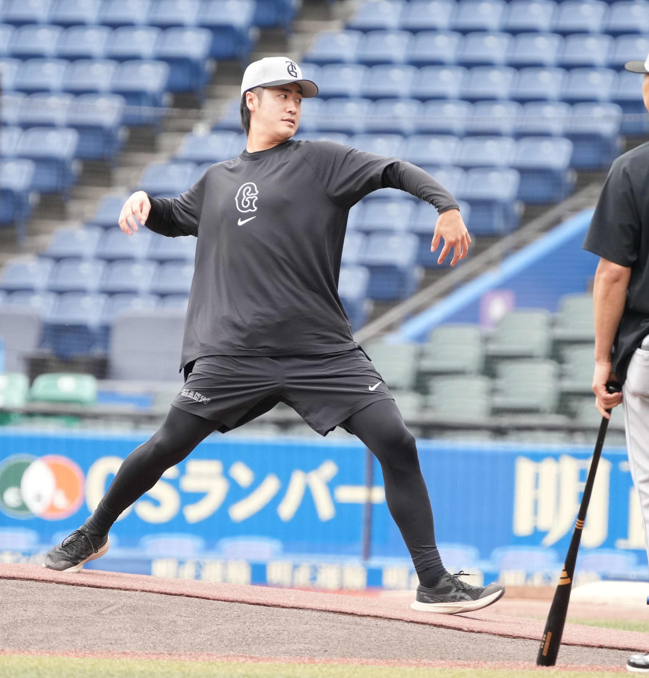 ロッテ対巨人　試合前の練習でマウンドの感触を確かめる巨人先発の西舘（撮影・小沢裕）