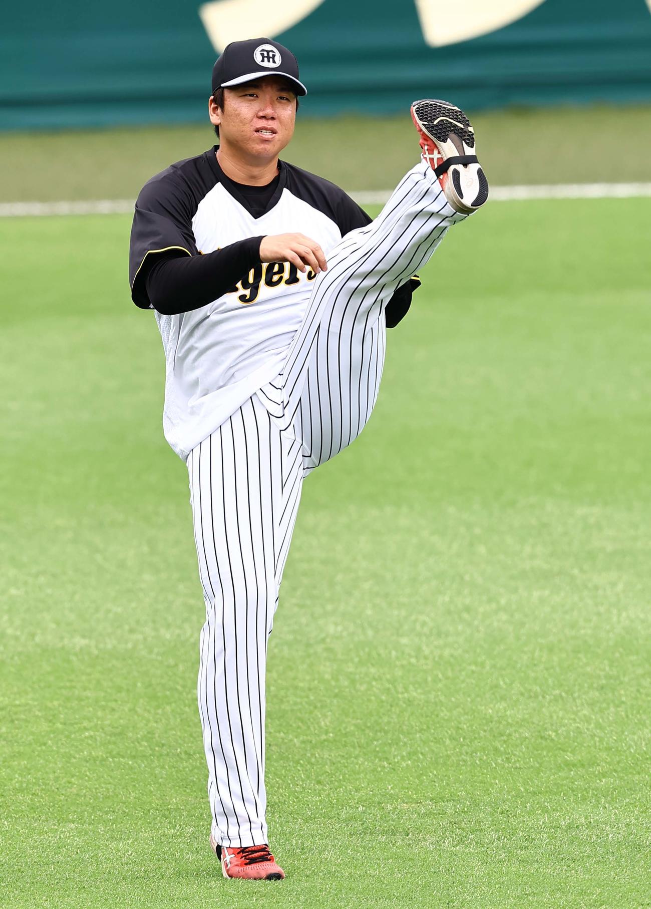 グラウンドでウオーミングアップをする村上（撮影・上田博志）