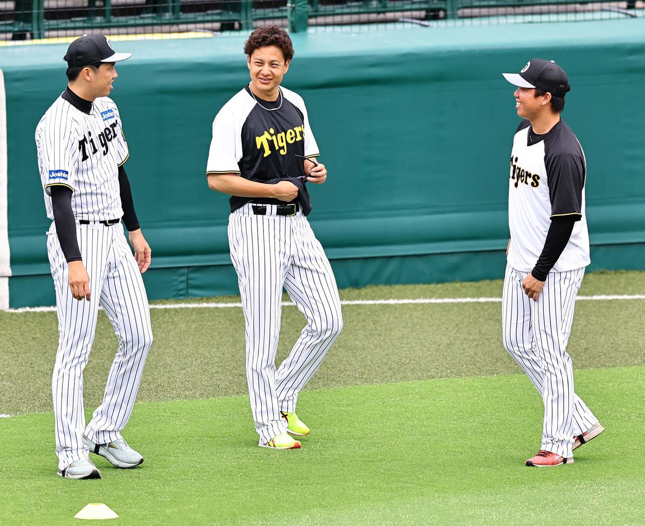 グラウンドで談笑する左から才木、大竹、村上（撮影・上田博志）