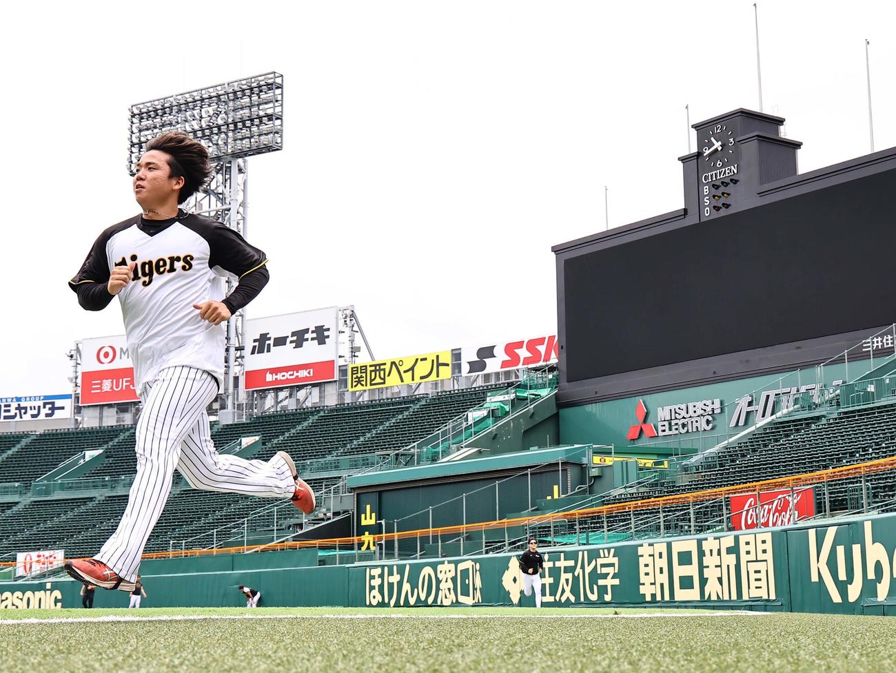 外野をランニングする村上（撮影・上田博志）