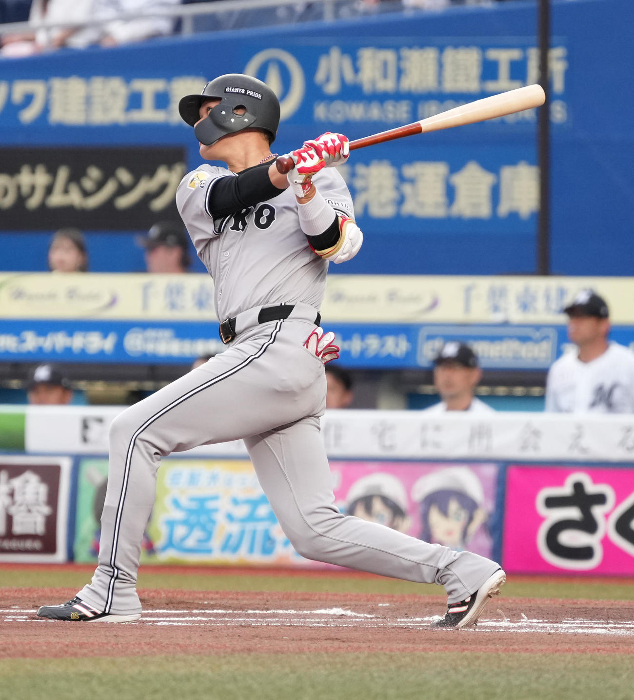 ロッテ対巨人　1回表巨人1死、坂本は左越えに先制ソロ本塁打を放つ＝2025年6月24日