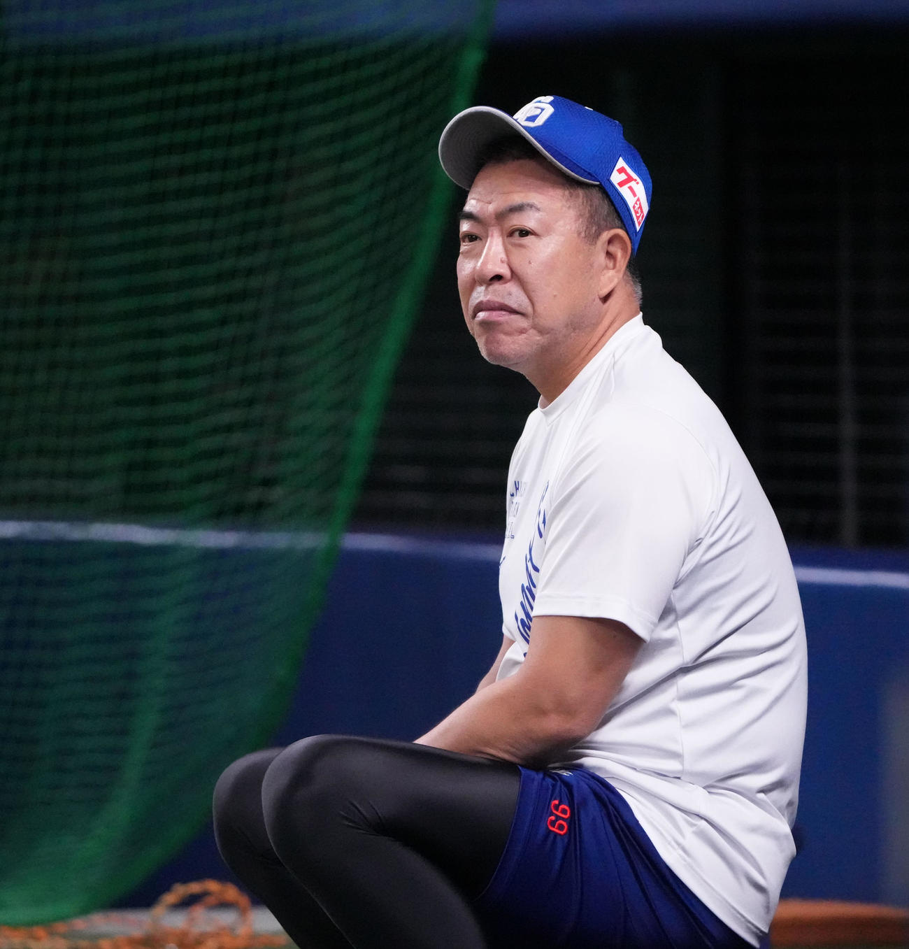 野手陣の打撃練習を見つめる井上監督（撮影・森本幸一）