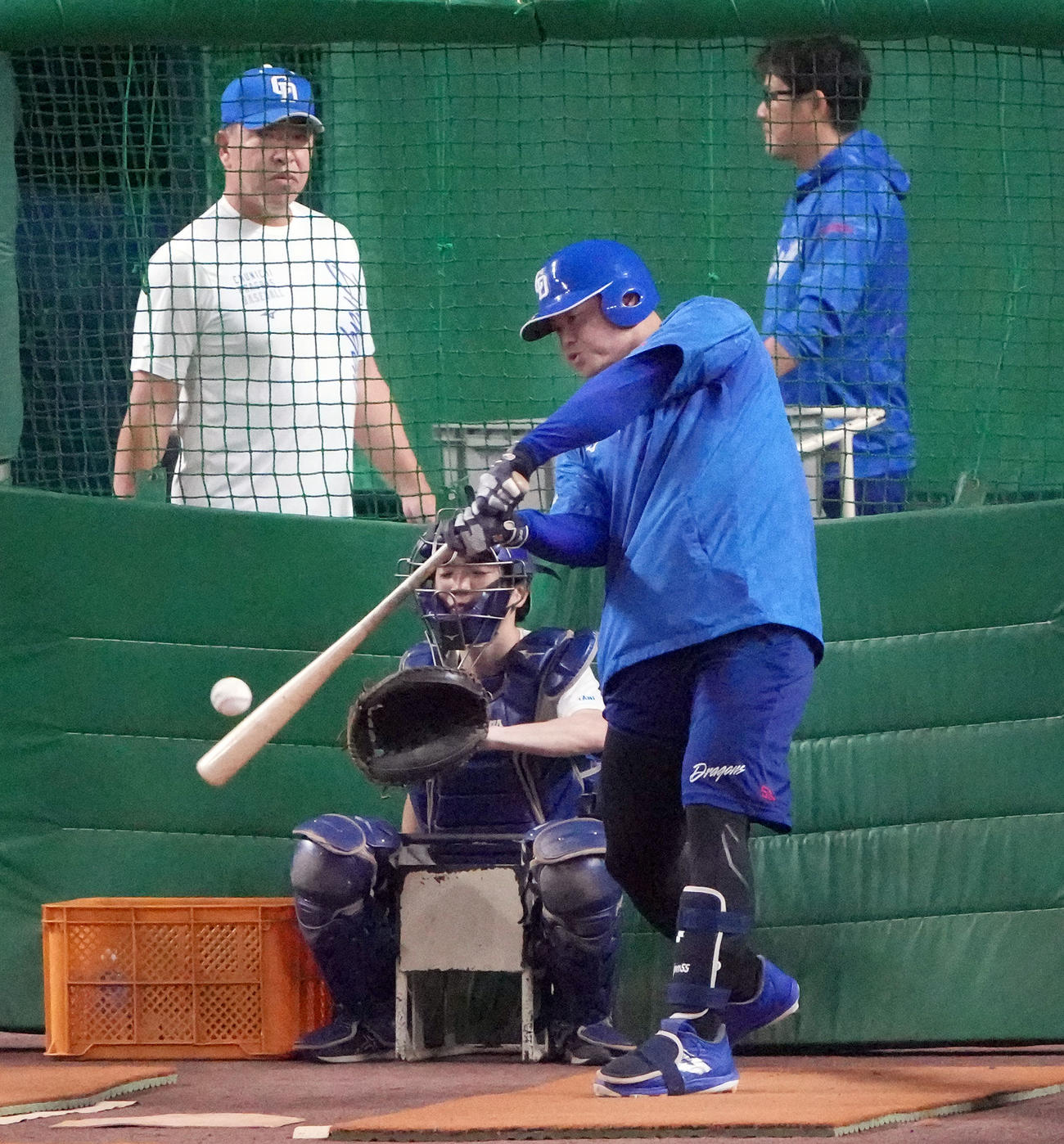 フリー打撃練習をする細川（手前・右）奥・左は井上監督（撮影・森本幸一）