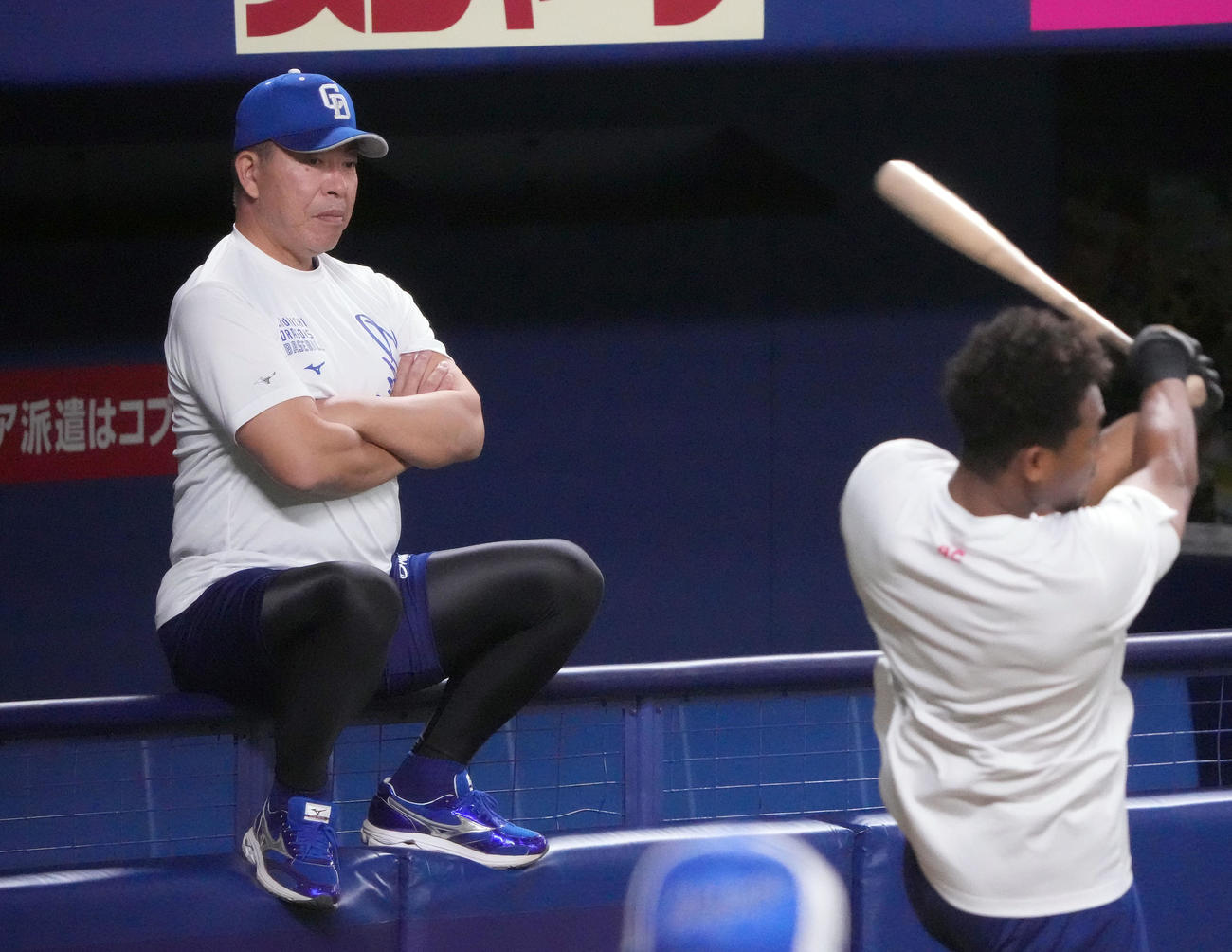 野手陣の打撃練習を見つめる井上監督（左）右はブライト（撮影・森本幸一）