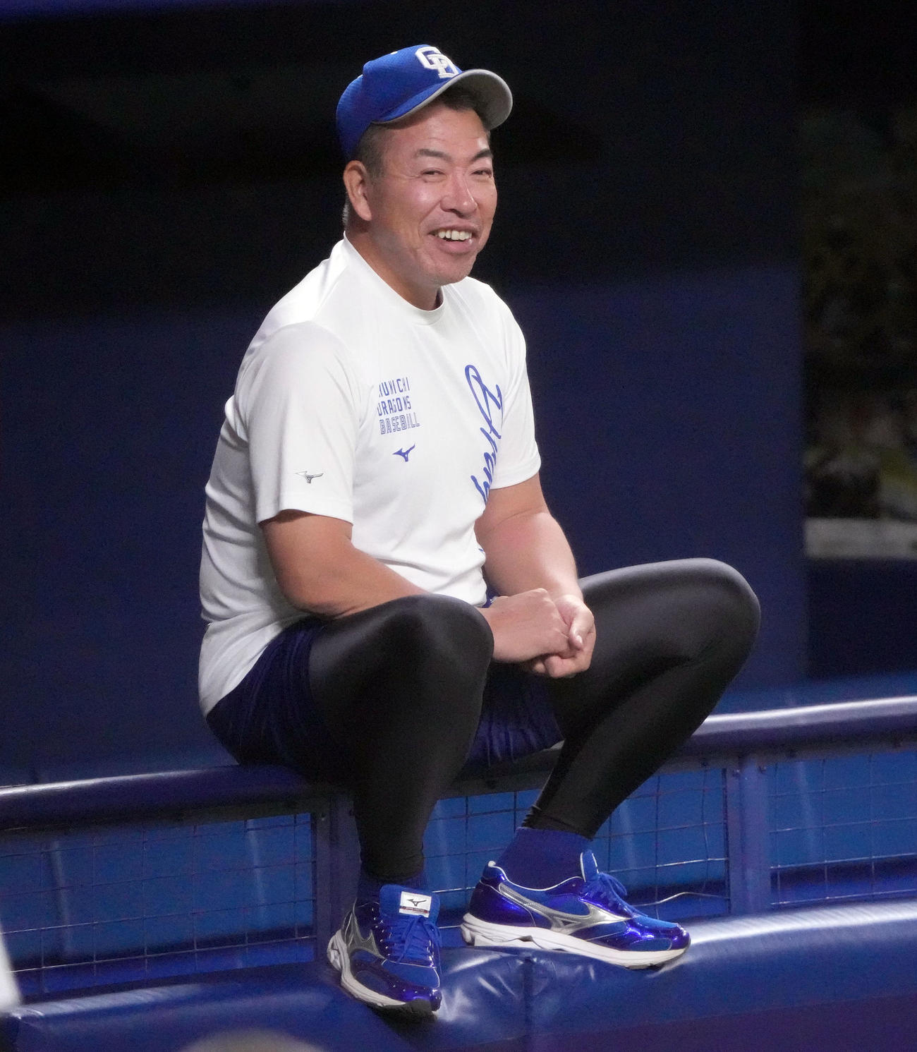 野手陣の打撃練習を見つめ明るい表情を見せる井上監督（撮影・森本幸一）
