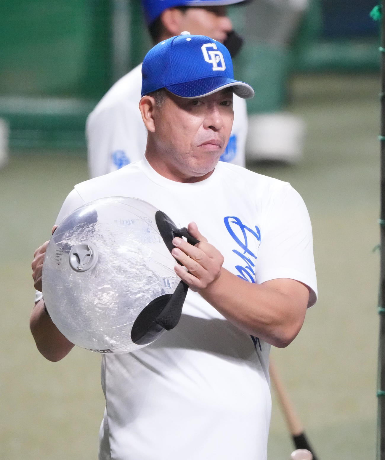 水の入った重りを手にする井上監督（撮影・森本幸一）