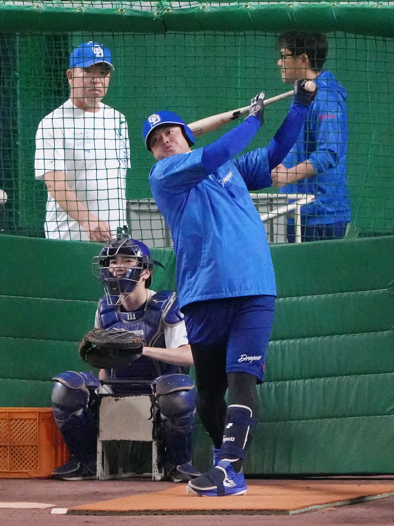フリー打撃練習をする細川（手前・右）奥・左は井上監督（撮影・森本幸一）