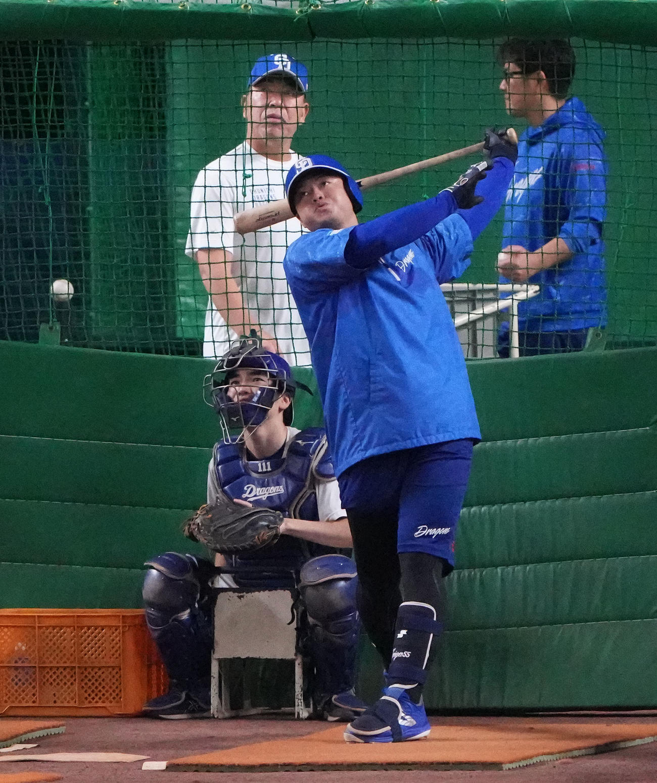 フリー打撃練習をする細川（手前・右）奥・左は井上監督（撮影・森本幸一）