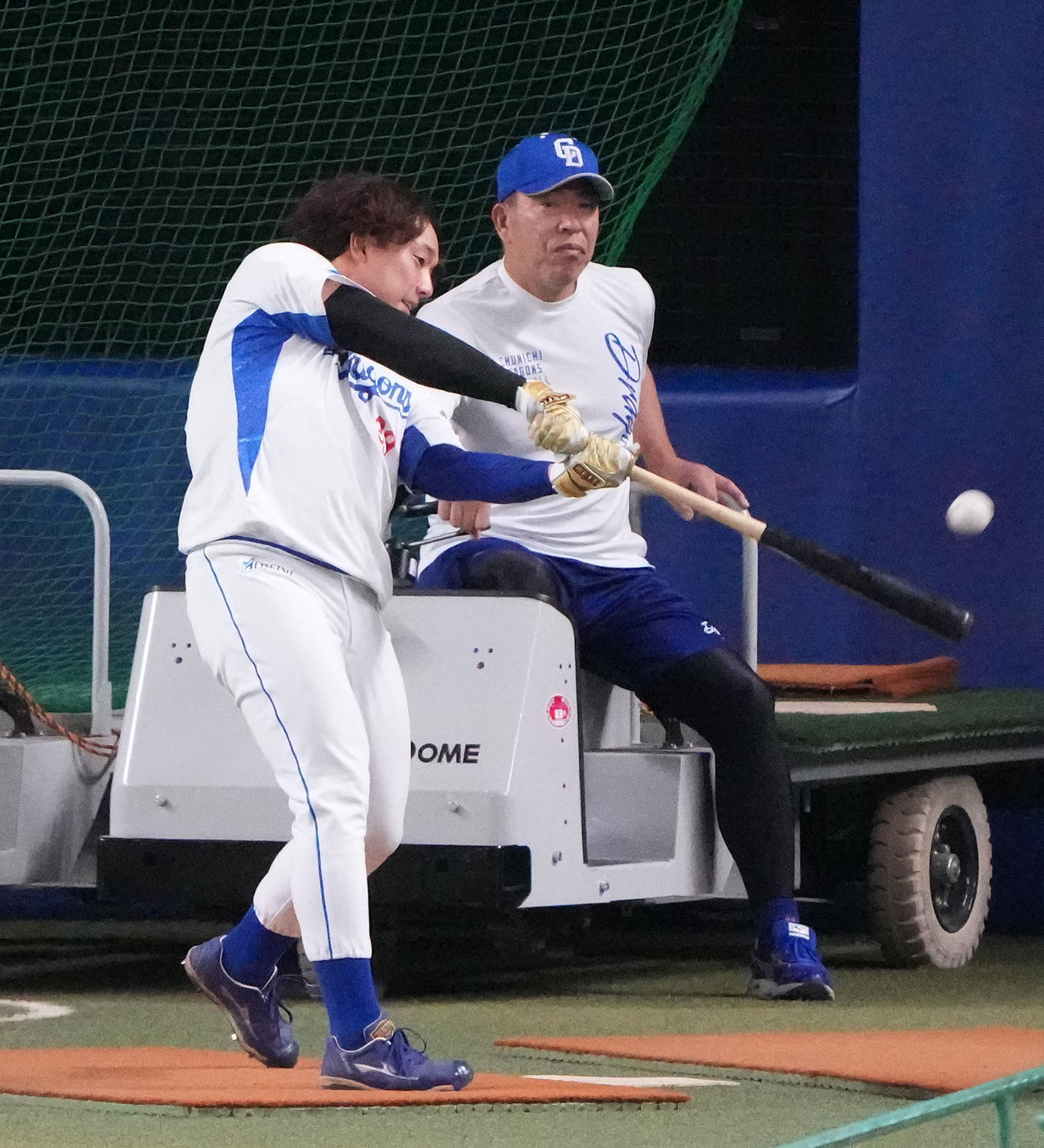 ロングティー打撃練習をする宇佐見（左）右は井上監督（撮影・森本幸一）